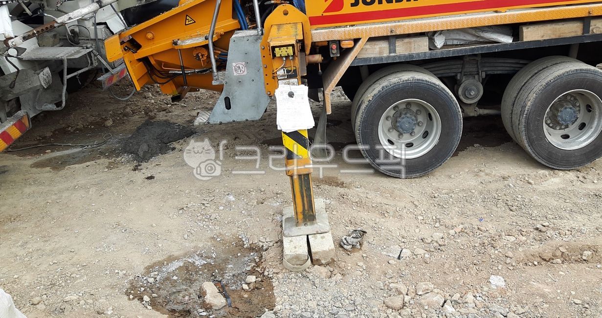 크레인,중장비,받침목,아웃트리거,이동식크레인,건설장비,건설작업,고임목,차량기계,건설기계,노면,지면