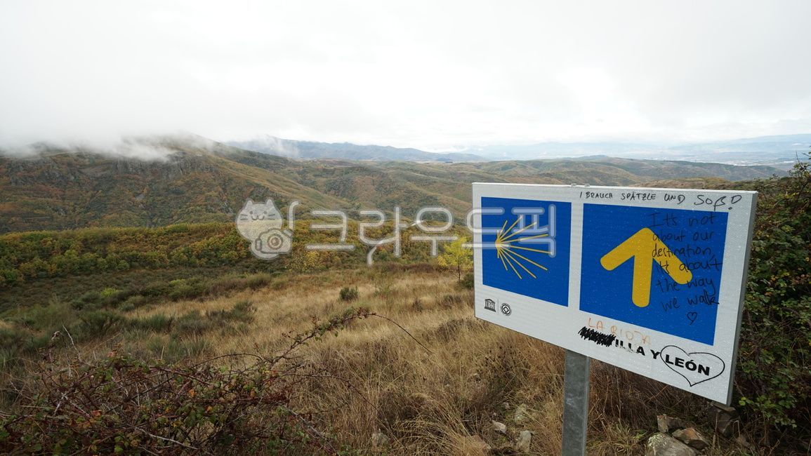 cloud,milestone,arrow,pilgrim path,santiago,mountain range,Spain