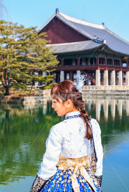 경복궁,경회루,한복,여성,전통,복장,의복,비단,실크,연못,궁전,궁궐,문화,문화유산,유적,풍경,경치,봄,나뭇가지,고운,자태,아름다운,우아한,건물,건축,기와,기와지붕,고궁,댕기머리,패션,서울,한국전통,한국문화,korean traditional,korean culture,한복,한국전통의상,hanbok,korean traditional clothes,랜드마크,landmark,tourist attraction,한국랜드마크,한국관광지,한국명소,korea landmark,korea tourist attraction,사람,인물,인간,human,person,여성,여자,woman,female,lady,건축물,건물외관,exterior,building,structure,architecture,construction
