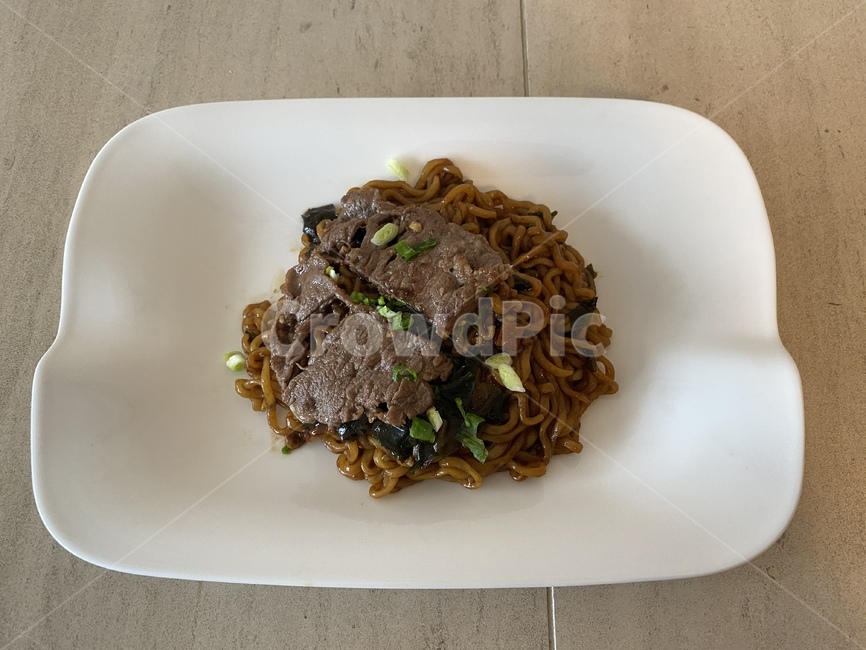 짜파구리,짜파게티,짜장라면,라면,짜장면,소고기,채끝살,점심,국수,너구리,흰접시,홈메이드,혼밥,집밥,포크,음식,한식,한국음식,koreanfood,noodles,noodle,blacknoodle,food