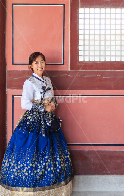 사진,경복궁,한복,전통,전통의상,의복,옷,여성,여자,여인,숙녀,아리따운,아름다운,궁궐,회랑,복도,파란,파란색,흰색,저고리,치마,참한,모델,의류,아가씨,아씨,수수한,화려한,귀여운,실크,댕기머리,옷고름,패션,소녀,나들이,한국전통,한국문화,korean traditional,korean culture,한복,한국전통의상,hanbok,korean traditional clothes,사람,인물,인간,human,person,여성,여자,woman,female,lady