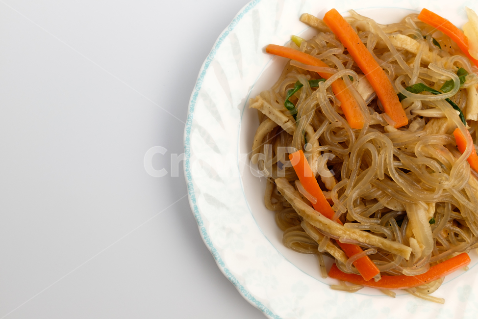 잡채,당면,야채,채소,간장,참기름,볶음,당근,버섯,음식,맛있는,느끼한,간장양념,볶음요리,요리,파,양파,고소한,반찬,면요리,면,갈색,부드러운,짭짤한,국수,한국문화,한국음식,접시,고기,볶은,음식,식재료,요리,food,cook,meal,dishes,food reserves,한식,한국음식,한국요리,korean food,korean dishes,korean meal,korean cook