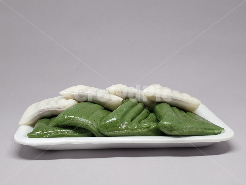 떡,절편,쑥떡,송편,tteok,ricecake,고유음식,스티로품,포장,군것질,food,먹는거,먹는것,한국전통,전통,명절,사물,오브젝트,object,음식,한국음식,명절음식,전통음식,식사대용,간식,디저트,후식,음식,식재료,요리,food,cook,meal,dishes,food reserves
