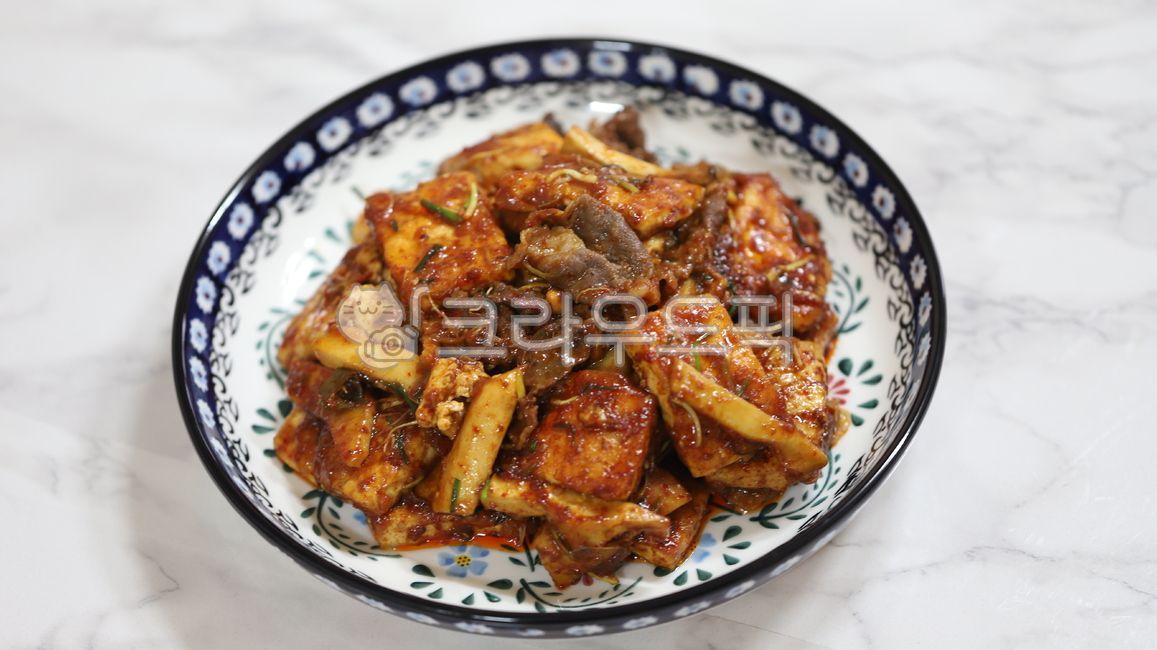 sesameseeds,seasoning,saledball,marbled,boiled,beef,plate,vegetable,afforestation,redpepperpowder,Korean food,Stewed beef tofu,ingredients,cooking,salad bowl,mushroom,koreanfood,beancurd,ingredient,sprout,Dallaejang,cook,Soothe,food,meal,dish,plant,chili 