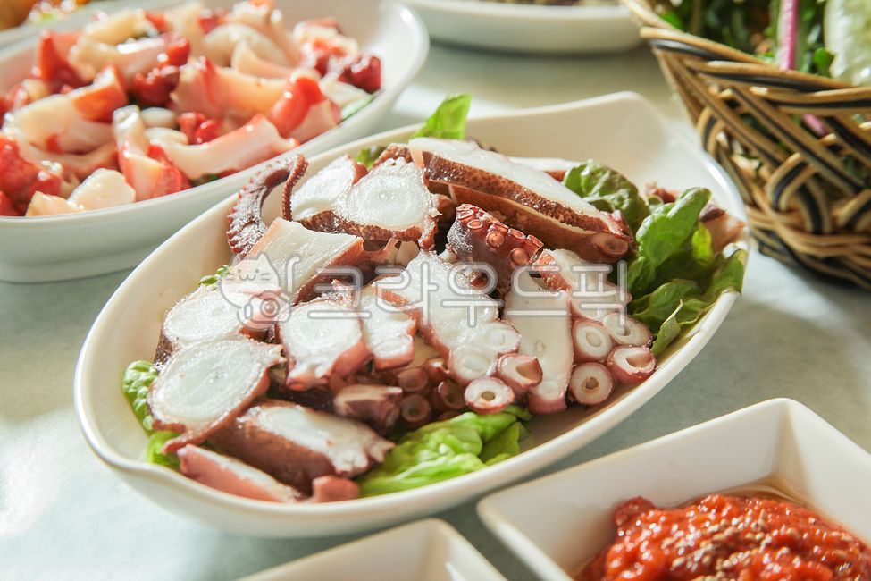 문어,문어회,돌문어,문어숙회,숙회,해산물,수산물,해물,해물요리,문어요리,횟집,회,뿔소라,소라,한국음식,음식점,식당,먹거리,별미,해산물요리,맛집,food,음식,식사,접시,그릇