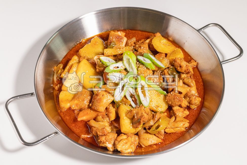 닭볶음탕,닭도리탕,닭볶음탕요리,요리,음식,food,식사,meal,접시,닭매운탕,볶음요리,볶음음식,맛집,대파,파,닭메뉴,닭요리,초복,중복,말복,초복음식,말복음식,중복음식,식재료,cook,dishes,foodreserves,메뉴,빨간색,빨강,red,spicy,한식,빨간음식,매운음식,육류,고기