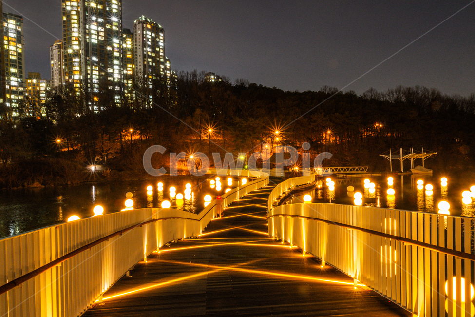 야경,광교,수원,도시,장노출,보정,city,건물,building,urban,어반,town,시티,다리,광교호수공원,호수공원,공원,light,불빛,난간,railing,따뜻함,야경,밤,풍경,nightscape,night,landscape