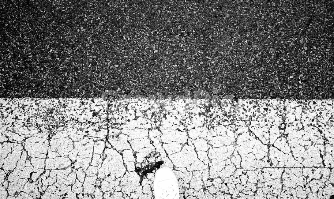 스니커즈,ground,sneakers,crosswalk,흑백,횡단보도,도로,아스팔트,타맥,tarmac,road,길,바닥