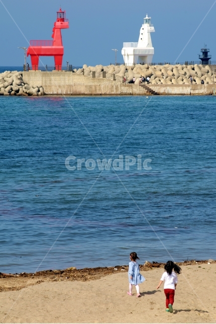 등대,lighthouse,아이들,바다,달리기,술래잡기,human,인간,person,사람,building,건물,architecture,건축물,등대,lighthouse