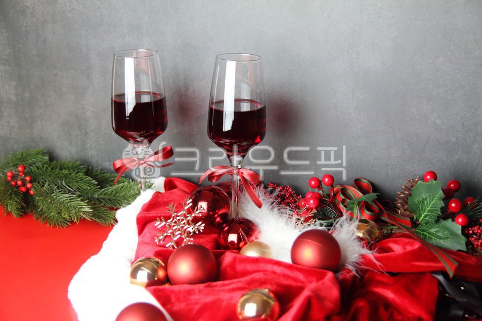 크리스마스,파티,배경,오너먼트,와인잔,벨벳,화이트,눈꽃모양,리본,레드와인,glass,유리,wineglass,와인잔,와인,wine,beverage,음료,alcohol,술,redwine,적포도주,장식,장식품,카피공간,오브젝트,연말파티,공,골드,레드,빨강,빨간색,고급스러운,반짝이는,메리크리스마스,성탄절,merry christmas