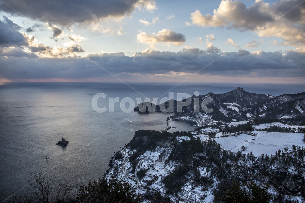 울릉도,내수전일출전망대,저동항,바다,구름,눈,배,겨울,계절,winter,season,자연,풍경,nature,landscape,한국자연풍경,한국자연경관,korea nature landscape,outdoors,옥외,promontory,곶