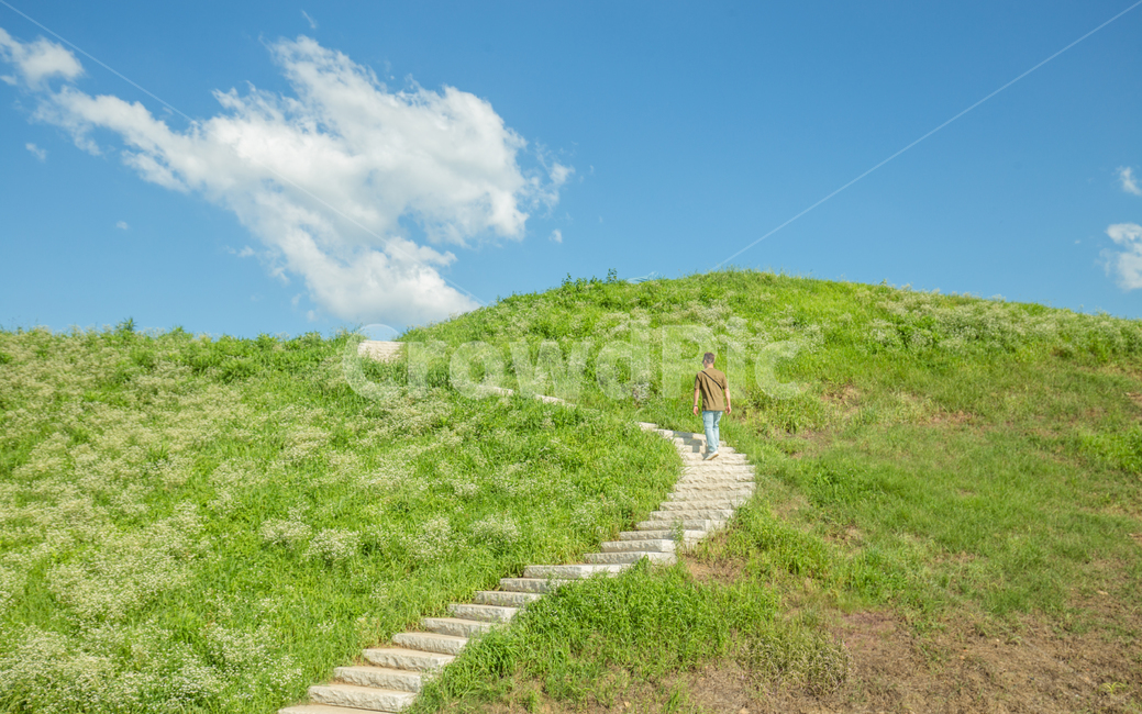 outdoors,옥외,human,목초지,mound,투수판,field,person,들,grassland,연천,호로고루,풍경,하늘,여름,구름,계단,언덕,남자,사람,어른,들판,초원,landscape,sky,clouds,skyscape,scenery,자연,풍경,nature,landscape