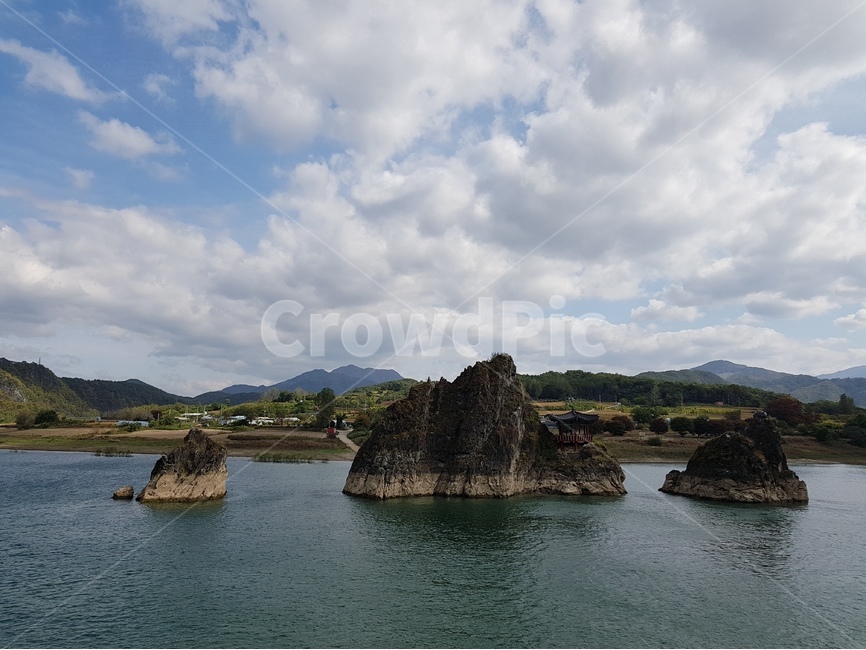 도담삼봉,여행,풍경,자연,배경,가을,구름,하늘,강물,바위,background,sky,cloud,river,travel,autumn,nature,자연,풍경,nature,landscape,한국자연풍경,한국자연경관,korea nature landscape,outdoors,옥외,land,땅,shoreline,해안선,water,물,sea,바다,ocean,대양,coast,연안