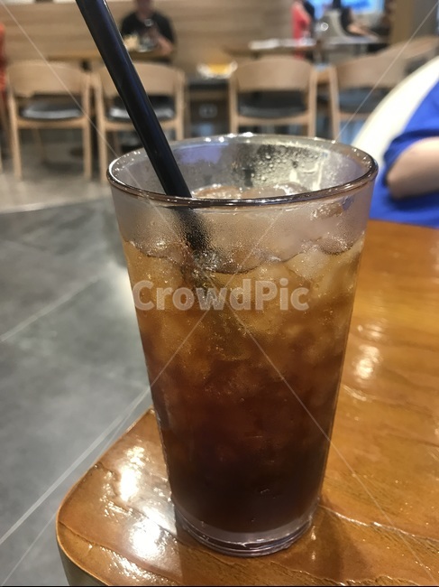 커피,아이스아메리카노,카페,얼음,컵,테이블위커피,커피,카페,coffee,cafe