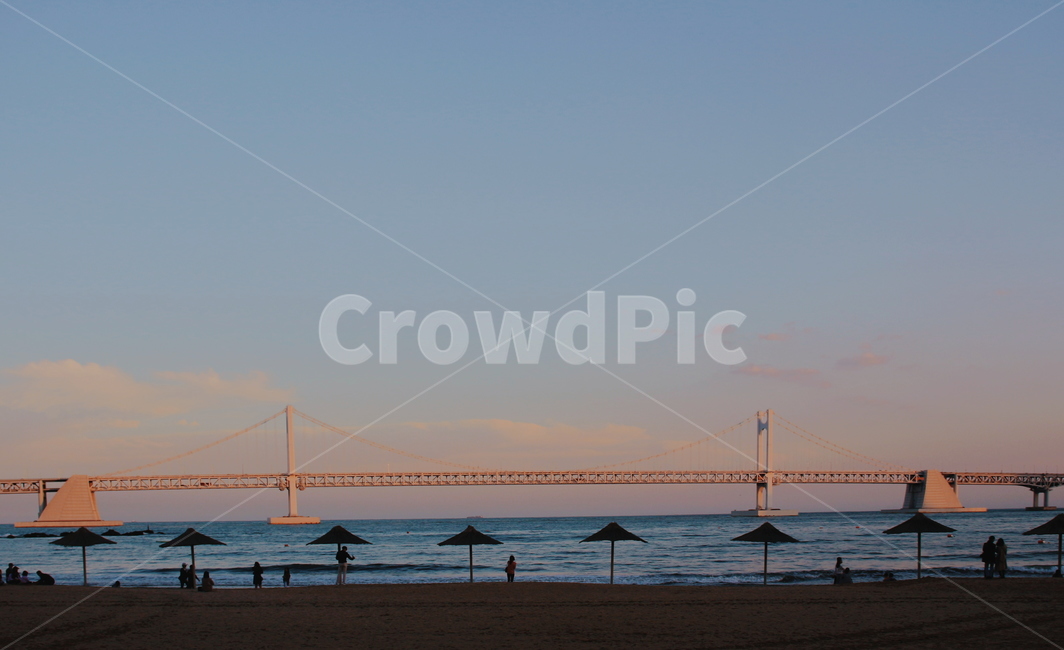 가을,노을,바다,풍경,광안대교,자연,풍경,nature,landscape,한국자연풍경,한국자연경관,korea nature landscape,해변,바다,beach,sea,랜드마크,landmark,tourist attraction,한국랜드마크,한국관광지,한국명소,korea landmark,korea tourist attraction,감성,sensible,feeling,색깔,색상,색채,색감,color sense,color sensitivity,feeling of color,building,건물,person,사람,human,인간