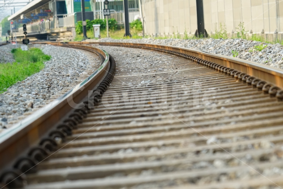지하철,철도,건널목,교통,열차,운송,레일,지하철역,풀,돌,철길,기차,rail,노선,교통수단,운송수단,전철,풍경,landscape,건축,건설,도시,스냅,스냅사진,snap,snapshot,교통,교통수단,traffic,transportation,train track,기찻길,railway