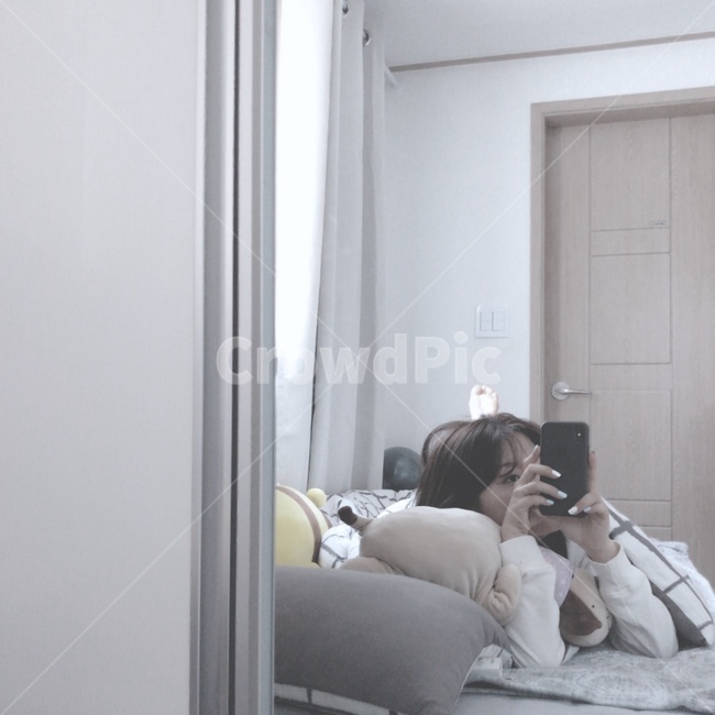 휴식,집,휴일,침대,여가,여가시간,거울,셀카,스마트폰,늦잠,햇빛,암막커튼,방콕