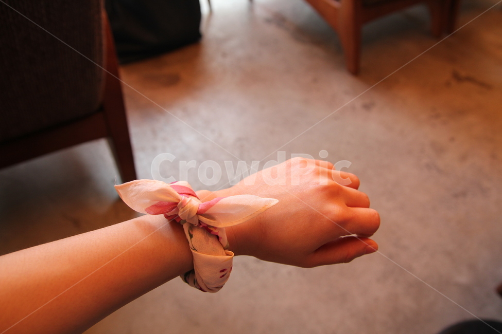 손수건,악세사리,손,리본,accessory,사람,인물,인간,human,person,신체일부,몸,body