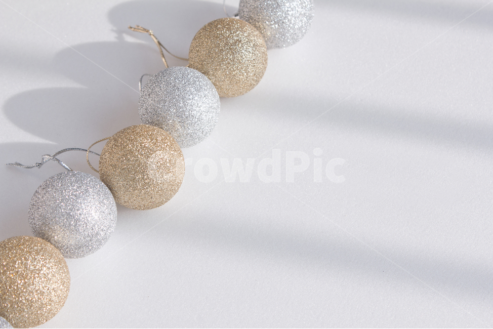 크리스마스,겨울,구슬,오너먼트,소품,원형,구,금색,골드,골든,금,반짝임,반짝이는,노랑,옐로우,클로즈업,장식,골든볼,볼,성탄절,메리크리스마스,오브젝트,물건,시즌용품,시즌,계절,실버,흰배경,은색,실버볼,골드볼,끈,메리크리스마스,성탄절,merry christmas
