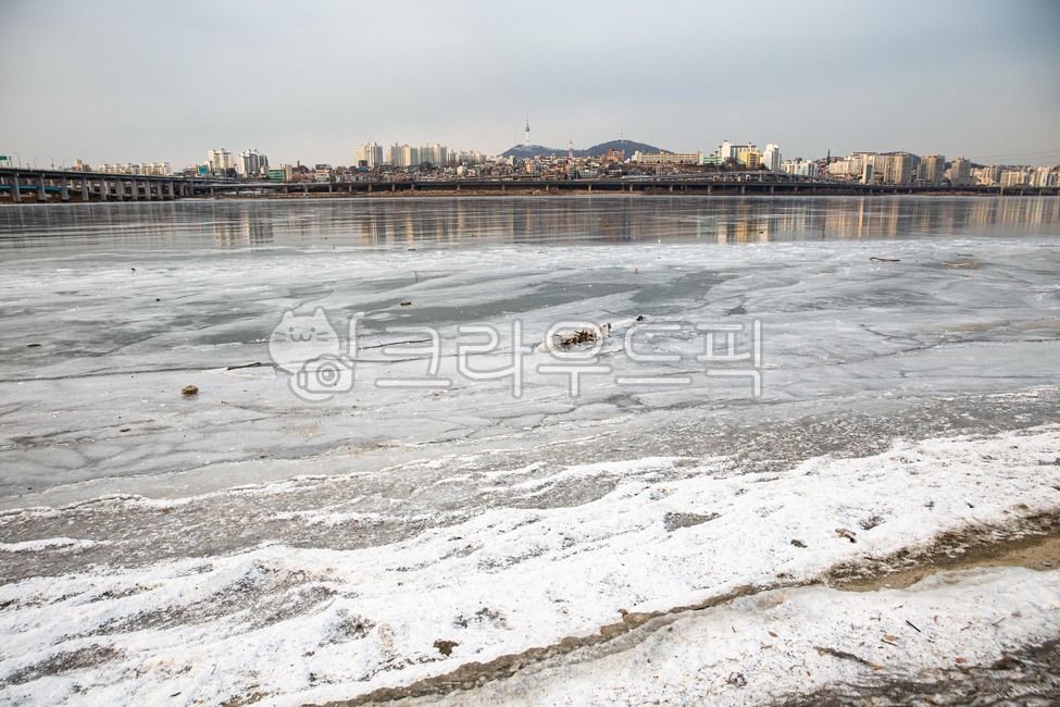 riverwater,aroundthehanriver,Around the Han River,frozen,ice,cold wave,Han River,seoul,coldwave,hanriver,road,river water,road name