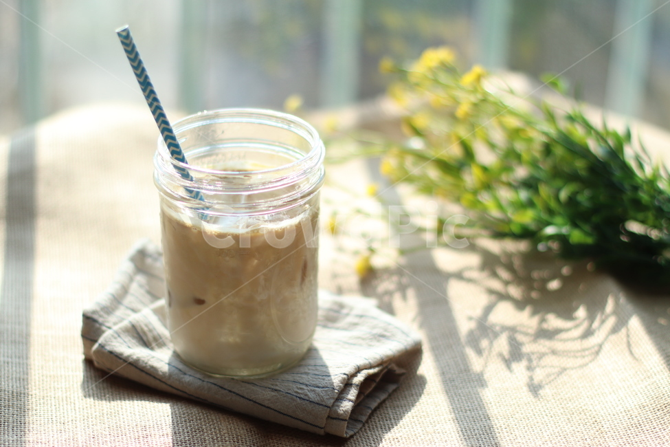 홈카페,라떼,커피,latte,아이스커피,빨대,종이빨대,꽃,린넨,icelatte,homecafe,cafe,coffee,straw,paperstraw,linen,flower,summer,여름,sunshine,햇빛,icedrink,ice,milk,home