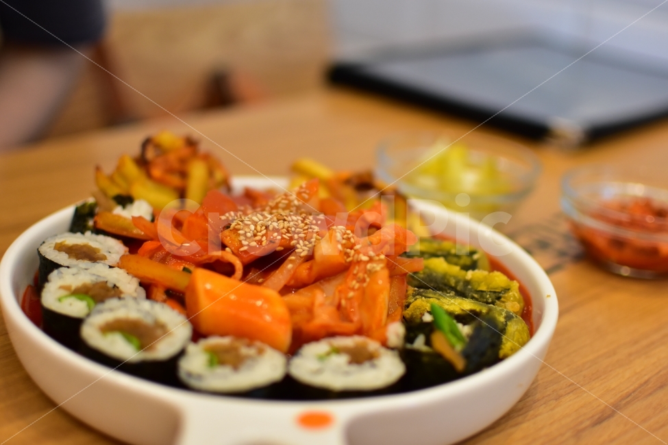 음식,분식,떡볶이,김밥,튀김,매콤,밥,맛집,빨강,김말이,김떡순,접시,야식,음식,식재료,요리,food,cook,meal,dishes,food reserves,한식,한국음식,한국요리,korean food,korean dishes,korean meal,korean cook,디저트,간식,후식,dessert,snack