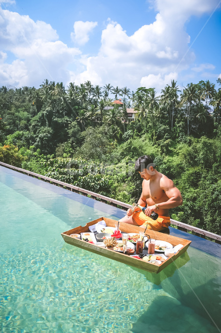 person,호텔,resort,hotel,조식,플로팅조식,floatingbreakfast,휴양지,여름,계절,summer,season,사람,인물,인간,human,person,남성,남자,man,male,여행,휴가,traveling,vacation,trip