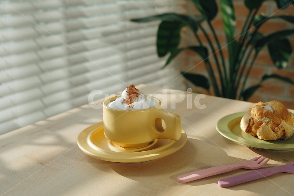 홈카페,커피,카푸치노,디저트,테이블,커피잔,플레이트,슈,cafe,homecafe,coffee,cup,plate,화분,식물,plant,pottery,도기류,커피,카페,coffee,cafe