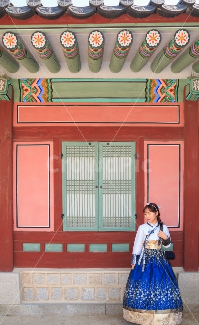 한복,궁전,여성,전통의상,기다림,설레임,여인,여자,인물,인물사진,전통,의상,복장,의류,패션,실크,비단,궁궐,고운,자태,처녀,규수,낭자,아씨,아가씨,아기씨,여행,관광,체험,동양,아시아,hanbok,korea,korean,traditional,costume,female,lady,oriental,asia,woman,문양,처마,건축,건설,문화유산,수려한,창살,격자,그리드,지붕,기와,한국전통,한국문화,korean traditional,korean culture,한복,한국전통의상,hanbok,korean traditional clothes,사람,인물,인간,human,person,여성,여자,woman,female,lady