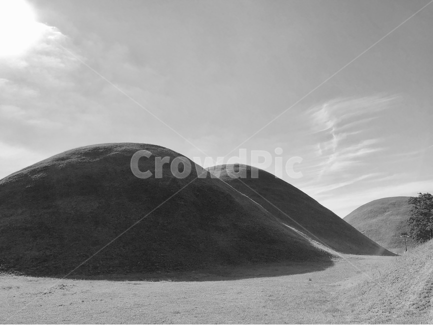 구름,하늘,능,경주,흑백,자연,풍경,nature,landscape,흑백,모노톤,monochrome,black and white,outdoors,옥외,grassland,목초지,field,들