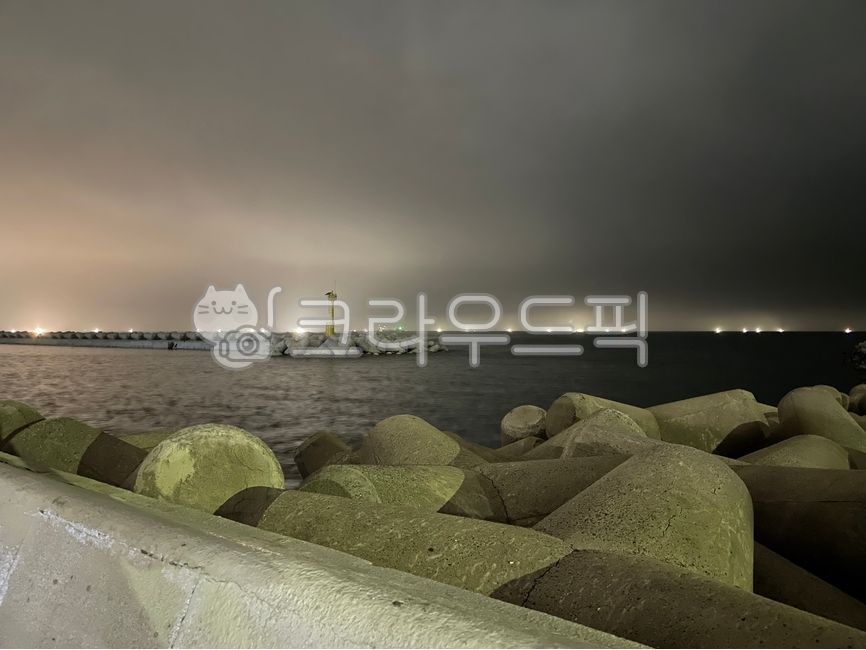 바다,밤바다,어두운,어두운배경,방파제,흐린,water,물,waterfront,워터프론트