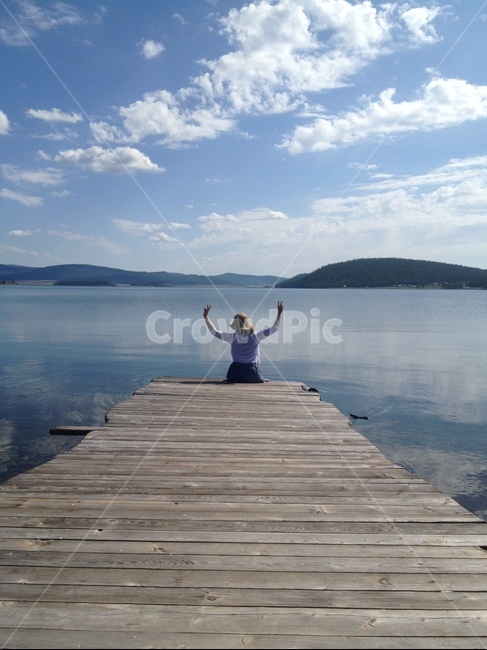 여자뒷모습,하늘,호수,sky,lake,free,만세,자유