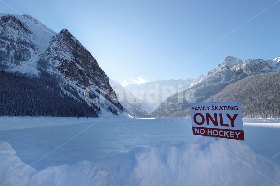 alberta,blue,castle,cold,fairmontchateau,festival,frozen,heavy,ice,icecastles,icy,lakelouise,landscape,magic,nature,skating,sky,snow,weather,winter,human,인간,사람,자연,옥외,빙,페어몬트,레이크루이스,록키,캐나다,알버타,호수,루이스,날씨,겨울,강추위,영하,혹한