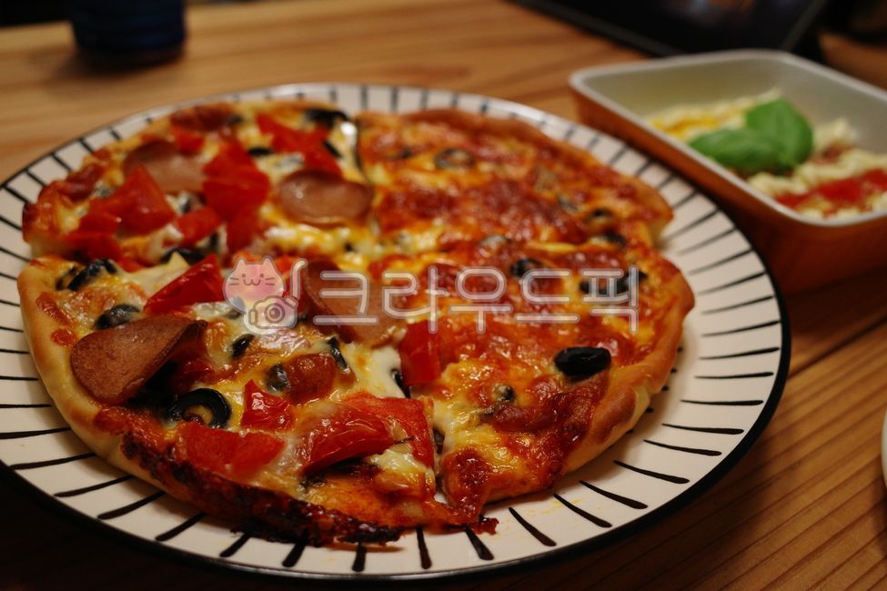 Making pizza,Pepperoni Pizza,party food,food,home party,oven cooking,pizza,cooking,Homemade Pizza,party