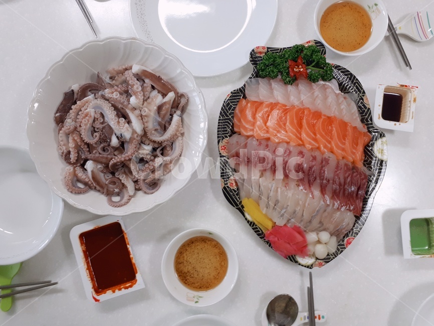 회,회산물,낙지,연어,식사,참기름,간장,와사비,광어