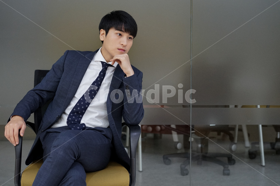 남성,남자,비즈니스,사업가,회사원,직장인,슈트,정장,양복,사무실,사람,인물,인간,human,person,남성,남자,man,male,산업,industry,industrial,비즈니스,사업,business,service,work