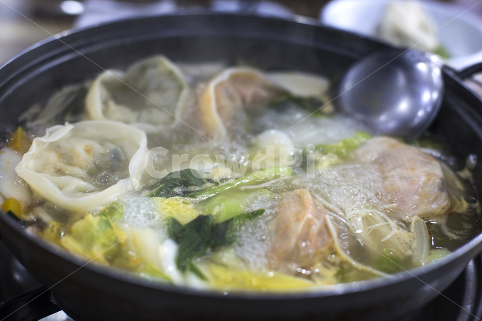 만두,전골,만두전골,찌개,국물,요리,음식,한식,야채,배추,청경채,냄비,김치만두,고기만두,음식,식재료,요리,food,cook,meal,dishes,food reserves,한식,한국음식,한국요리,korean food,korean dishes,korean meal,korean cook