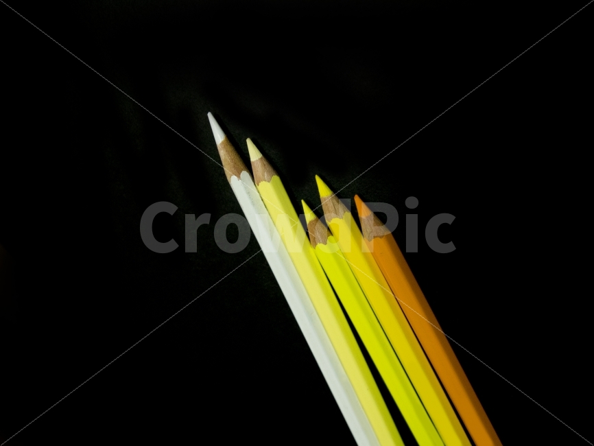 색연필,연필,필기도구,그림,배경,검정배경,흰색,노란색,주황색,라임색,뾰족한,연필깎이,어린이,교육,미술,미대,입시,미술학원,학원,초등학생,학생,단위,피피티,이미지,사진,예술,art,사물,물건,오브젝트,thing,object,matter,학용품,문구류,사무용품,school supplies,stationery,office supplies,누끼,remove background