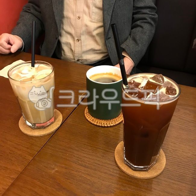 Ice americano,Meeting,Latte,ice latte,drink,latte,Lunch hour,cafe,coffeecup,coffee cup,chat,Americano,human