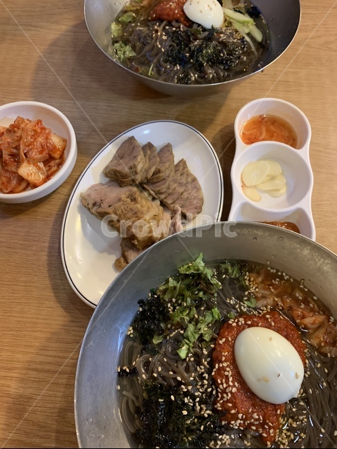 막국수,고기,보쌈,한식,삶은계란,식탁,냉면,김치,마늘,쌈장,반찬