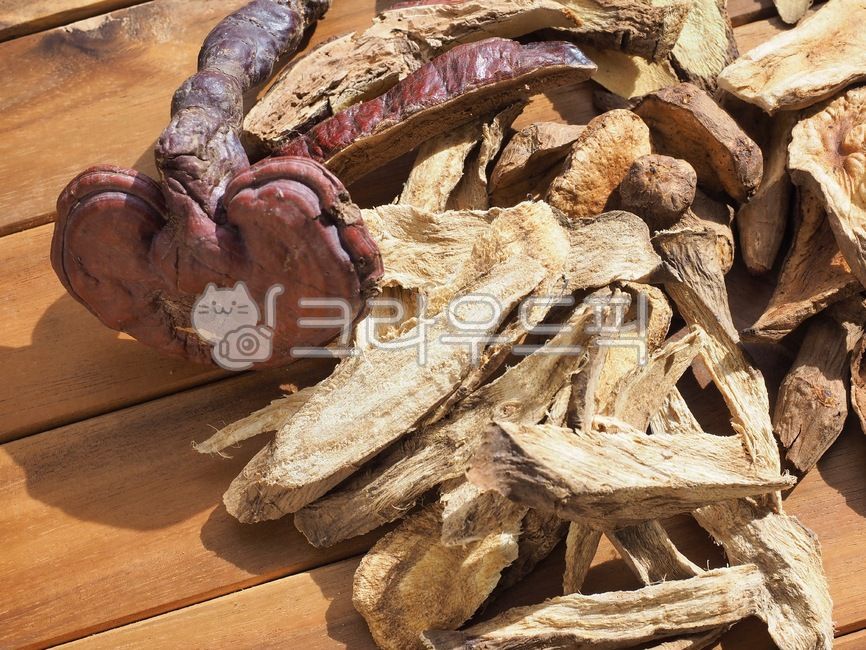 동양의학,한약재료,한약재,약재,뿌리,식물,뿌리식물,음식,배경,건강식품,감기,약,한약,감초,한방약,한방,건조식품,의학,아시아문화,한국문화,감기치료제,orientalmedicine,chinesemedicineingredients,herbalmedicine,medicine,root,plant,food,background,healthfood,cold,about,chinesemedicine,licorice,driedfood,asianculture,koreanculture,coldremedy,음식,식재료,요리,food,cook,meal,dishes,food reserves