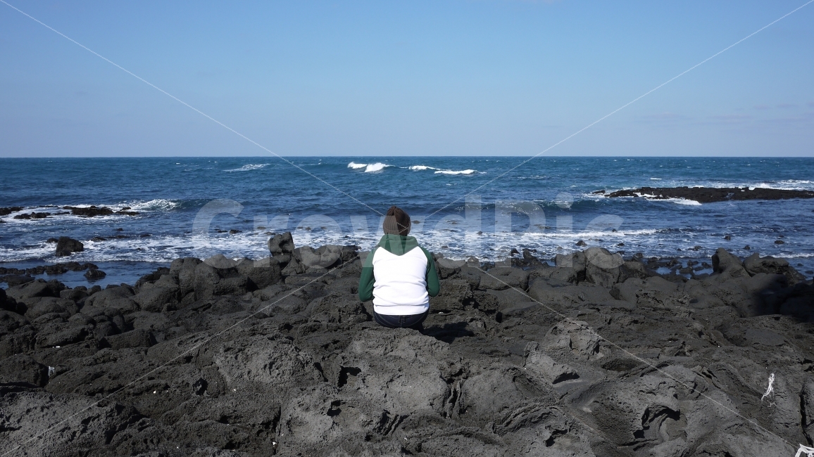 제주도,바다,뒷모습,풍경,하늘,자연,감성,돌,현무암,사람,자연,풍경,nature,landscape,한국자연풍경,한국자연경관,korea nature landscape,해변,바다,beach,sea,제주도,jeju,jeju island,사람,인물,인간,human,person,고독함,외로움,쓸쓸함,우울함,슬픔,lonely,solitary,outdoors,옥외,ocean,대양,water,물