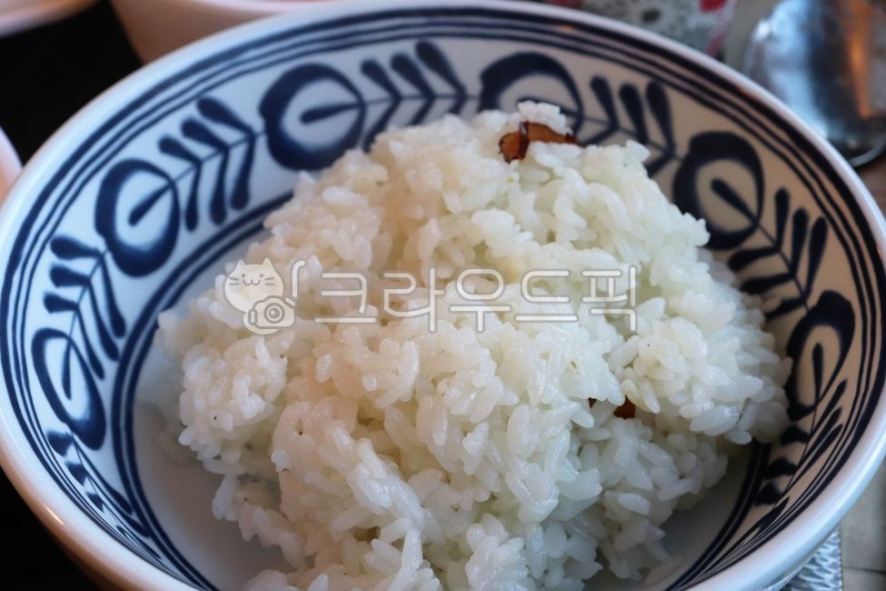 공기밥,흰쌀밥,갓지은밥,따끈한밥,쌀밥,밥그릇,밥한공기,집밥,한식,식사,정식,주식,탄수화물,찰밥식감,단립종쌀,밥사진,밥상,반찬과함께,점심메뉴,저녁메뉴,rice,steamedrice,whiterice,bowlofrice,freshlycooked,hotrice,cookedrice,stickyrice,shortgrainrice,Koreanmeal,homecooked,staplefood,carbohydrates,tablesetting,ceramicbowl,dining,lunch,dinner,Asiancuisine,foodcloseup