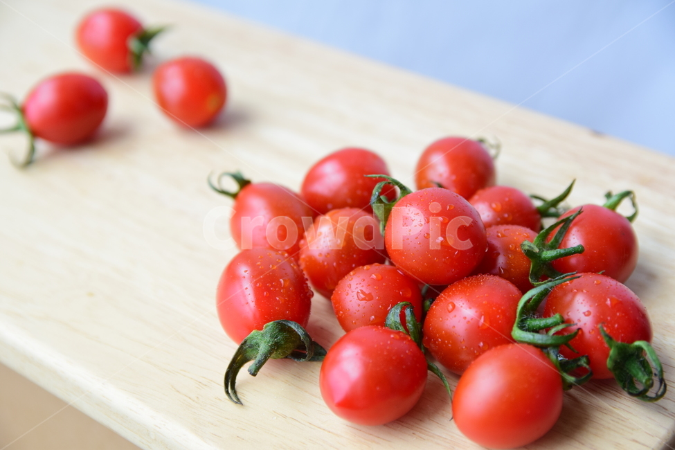 tap,directed,Cherry tomato,tomato,DP,dp,delicious,food,Red,red,Food Ingredients,ingredients,cutting board,board