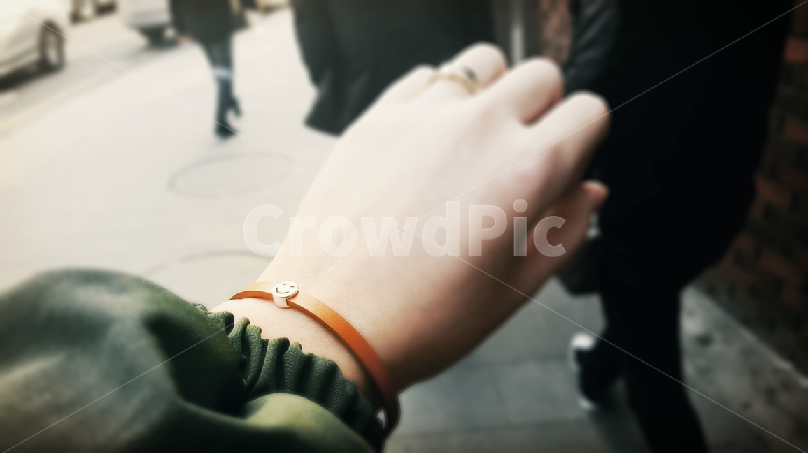 스마일,팔찌,손목,가죽,smile,bracelet,wristband,wrist,leather,사람,인물,인간,human,person,신체일부,몸,body