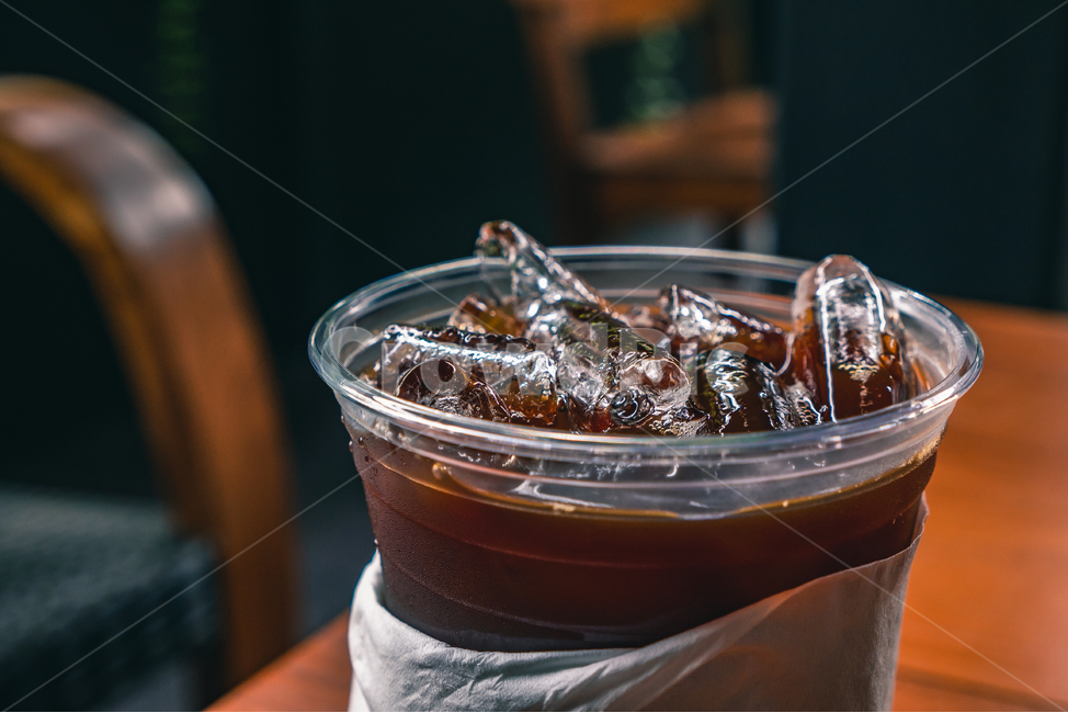 카페,아메리카노,아이스아메리카노,아이스커피,커피,시원한,여름,음료,얼음,ice,coffee,americano,longblack,롱블랙,나무테이블,차가운,커피,카페,coffee,cafe