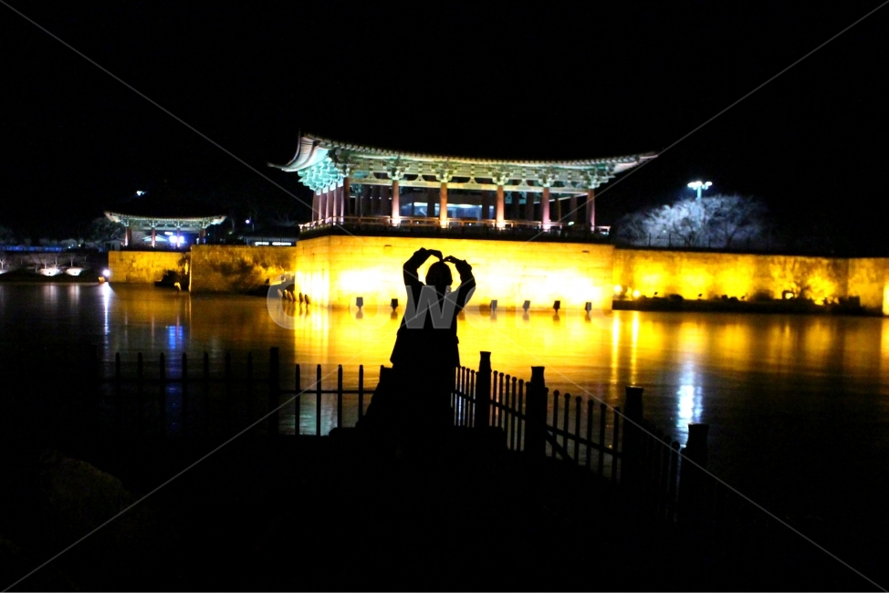 감성사진,한국,자연,풍경사진,하늘,처마,sky,동궁과월지,안압지,실루엣,사람,야경,밤,풍경,nightscape,night,landscape,한국전통,한국문화,korean traditional,korean culture,랜드마크,landmark,tourist attraction,한국랜드마크,한국관광지,한국명소,korea landmark,korea tourist attraction,사람,인물,인간,human,person,감정표현,기분,feeling,emotion,인물실루엣,사람실루엣,character silhouette,human silhouette