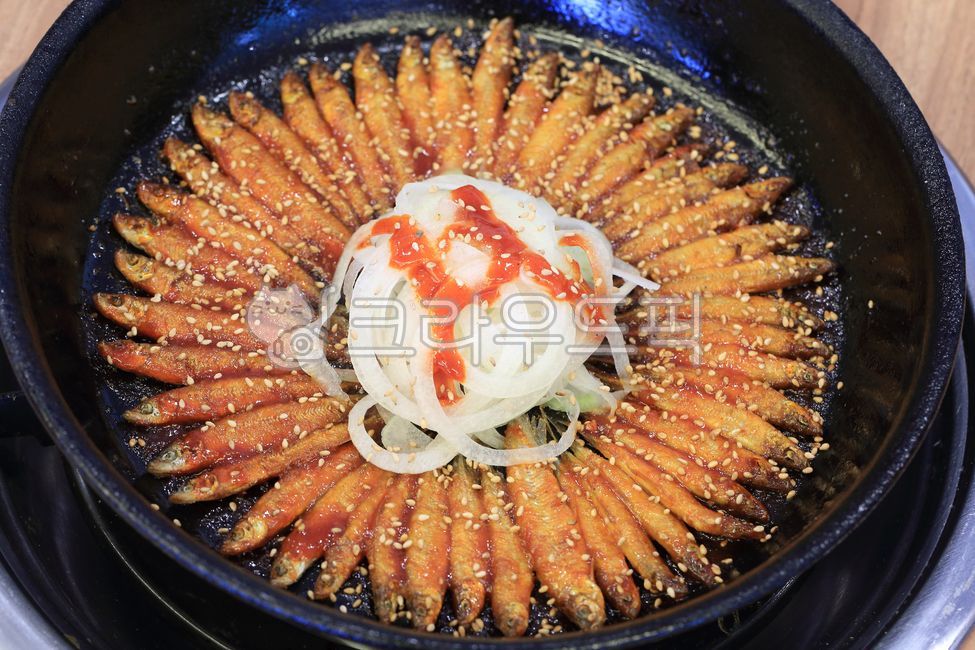 도리뱅뱅,물고기,빙어,어류,향토음식,피라미,채소,반찬,수산물,vegetable,fish,민물고기,음식,참깨,식당,후라이팬,양파,야채,식사,먹거리,식재료,요리,한식,food,cook,meal,양념,도리뱅뱅이,돌이뱅뱅