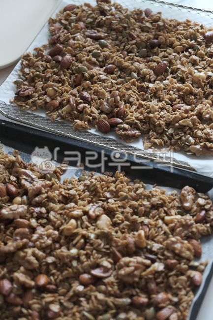 Granola,making granola,nuts,oatmeal,oven,baking