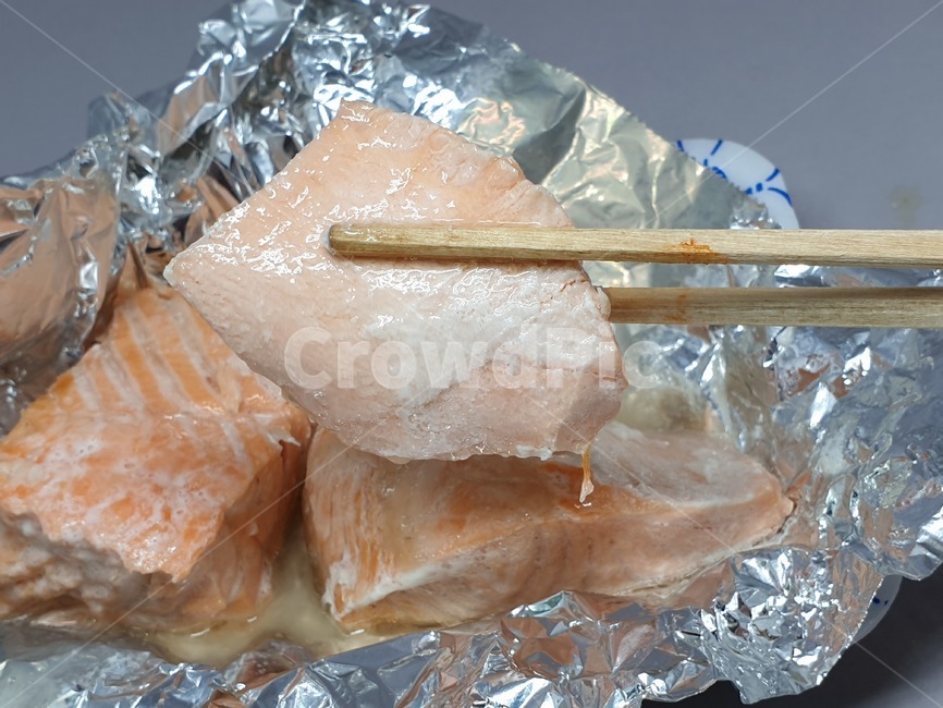 연어,salmon,연어구이,연어스테이크,은박지,식자재,식재료,food,음식,seafood,물고기,생선,사물,오브젝트,object,반찬,수산물,해산물,젓가락,나무젓가락,음식,식재료,요리,food,cook,meal,dishes,food reserves
